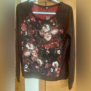 Miss Me NWT 18”PTP Sz: M Floral Raglan Style Top w/Shimmering Effect Material